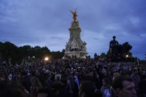 Khung cảnh bên ngoài Cung điện Buckingham sau khi Nữ hoàng băng hà. (Ảnh: Reuters)