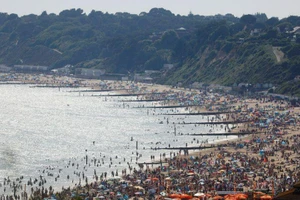 Người dân đổ về bãi biển Bournemouth, Anh, để giải nhiệt trong thời tiết nắng nóng cao điểm của tháng 6/2022. (Ảnh: Reuters)