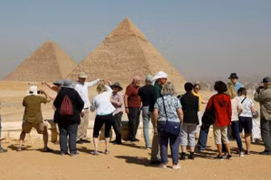 Du khách tham quan Kim tự tháp tại Cairo, Ai Cập, ngày 8/3/2020. (Ảnh: Reuters)