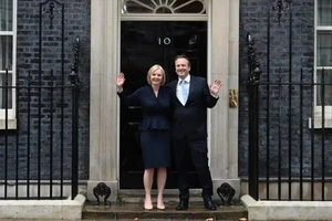 Thủ tướng Anh Liz Truss và Phu quân Hugh O’Leary tại số 10 phố Downing. (Ảnh: EPA) 