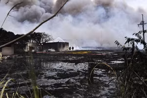 Hình ảnh Cuba khống chế đám cháy kho chứa nhiên liệu 