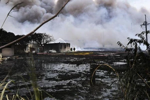 Hình ảnh Cuba khống chế đám cháy kho chứa nhiên liệu 