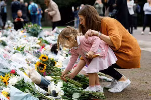 Người dân đặt hoa bên ngoài Lâu đài Windsor để tưởng nhớ Nữ hoàng. (Ảnh: Reuters)