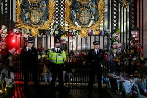 Cổng vào Cung điện Buckingham sau khi Nữ hoàng qua đời. (Ảnh: Reuters)