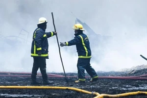 Cuối ngày 9/8, lực lượng cứu hỏa lần đầu tiên tiếp cận được hiện trường vụ cháy. (Ảnh: AP)