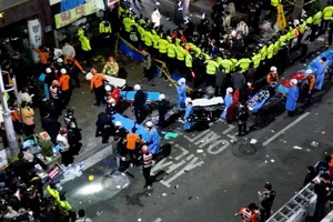 Lực lượng cứu nạn làm việc tại hiện trường. (Ảnh: Yonhap)