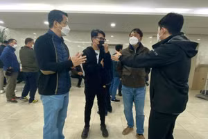 Đại diện Đại sứ quán Việt Nam tại Hàn Quốc làm việc với cảnh sát và các cơ quan chức năng sở tại. (Ảnh: Bộ Ngoại giao Việt Nam)