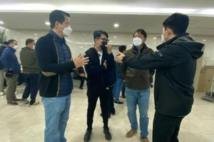 Đại diện Đại sứ quán Việt Nam tại Hàn Quốc làm việc với cảnh sát và các cơ quan chức năng sở tại. (Ảnh: Bộ Ngoại giao Việt Nam)