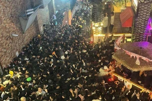 Con hẻm nhỏ và dốc chật cứng người tham gia lễ Halloween tại Seoul, ngày 29/10/2022. (Ảnh: Yonhap)