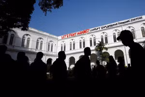 Người biểu tình tới tư dinh của Tổng thống Gotabaya Rajapaksa sau khi ông rời đi. (Ảnh: Reuters)