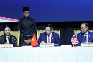 Thủ tướng Phạm Minh Chính cùng lãnh đạo các nước ASEAN ký Tuyên bố Kuala Lumpur “ASEAN 2045: Tương lai chung của chúng ta". (Ảnh: TTXVN)