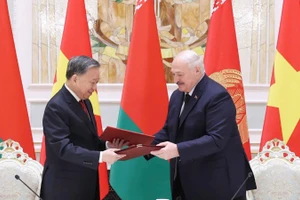 Tổng Bí thư Tô Lâm và Tổng thống Aleksandr Lukashenko ký Tuyên bố chung về việc thiết lập quan hệ Đối tác chiến lược Việt Nam-Belarus. (Ảnh: TTXVN)