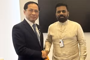 Phó Thủ tướng, Bộ trưởng Ngoại giao Bùi Thanh Sơn và Tổng thống Sri Lanka Anura Kumara Dissanayake. Ảnh: VGP