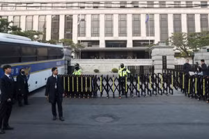 Cảnh sát Hàn Quốc được triển khai đảm bảo an ninh bên ngoài Tòa án Hiến pháp ở Seoul, ngày 4/4/2025. (Ảnh: THX/TTXVN)