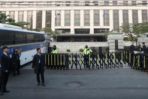 Cảnh sát Hàn Quốc được triển khai đảm bảo an ninh bên ngoài Tòa án Hiến pháp ở Seoul, ngày 4/4/2025. (Ảnh: THX/TTXVN)