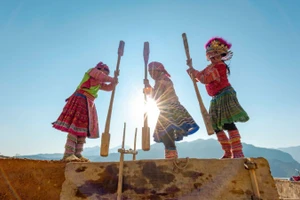 Tất cả các khâu để hoàn thiện nhà trình tường đều được làm thủ công bằng tay.