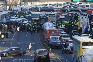 Cảnh sát Hàn Quốc làm nhiệm vụ gần tư dinh của Tổng thống Yoon Suk Yeol tại Seoul, Hàn Quốc, ngày 15/1/2025. Ảnh: Tân Hoa Xã 