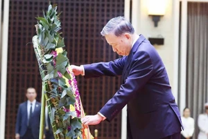 Tổng Bí thư Tô Lâm dẫn đầu Đoàn đại biểu cấp cao của Đảng, Nhà nước Việt Nam viếng nguyên Chủ tịch Đảng Nhân dân Cách mạng Lào, nguyên Chủ tịch nước Cộng hòa Dân chủ Nhân dân Lào Khamtay Siphandone. (Ảnh: TTXVN) 