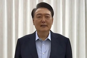 Tổng thống Hàn Quốc bị luận tội Yoon Suk Yeol trong bài phát biểu với công chúng được phát qua video từ tư dinh ở Seoul, ngày 15/1/2025. (Ảnh: TTXVN)