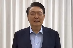 Tổng thống Hàn Quốc bị luận tội Yoon Suk Yeol trong bài phát biểu với công chúng được phát qua video từ tư dinh ở Seoul, ngày 15/1/2025. (Ảnh: TTXVN)