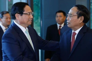 Thủ tướng Phạm Minh Chính và đồng chí Bounthong Chitmany, Thường trực Ban Bí thư, Phó Chủ tịch nước Lào. (Ảnh: NHẬT BẮC/VGP)