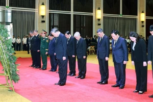 [Ảnh] Tổng Bí thư Tô Lâm viếng đồng chí Khamtay Siphandone