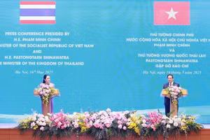 Thủ tướng Phạm Minh Chính và Thủ tướng Thái Lan Paetongtarn Shinawatra công bố Việt Nam và Thái Lan nâng cấp quan hệ lên Đối tác chiến lược toàn diện, ngày 16/5/2025. (Ảnh: TTXVN)