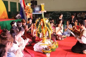 Lưu học sinh Lào đón Tết cổ truyền Bun Pi May ở Huế, ngày 12/04/2025. (Ảnh: Nhandan.vn)