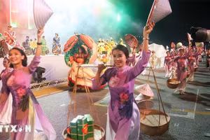 Gần 50 nghệ sĩ thuộc cộng đồng người Việt tham gia màn trình diễn mang dấu ấn tinh hoa ẩm thực Việt Nam tại Lễ hội. (Ảnh: TTXVN)