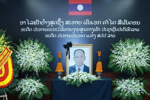 Đại sứ quán Lào mở sổ tang viếng nguyên Chủ tịch Đảng Nhân dân Cách mạng Lào, nguyên Chủ tịch nước Lào Khamtay Siphandone tại Hà Nội. (Ảnh: TTXVN) 