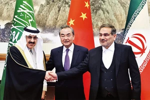 Cố vấn an ninh quốc gia Saudi Arabia Musaad bin Mohammed al-Aiban, Chủ nhiệm Văn phòng Ủy ban Công tác Đối ngoại Trung ương Đảng Cộng sản Trung Quốc Vương Nghị và Thư ký Hội đồng An ninh Quốc gia Tối cao Iran Ali Shamkhani trong cuộc gặp tại Bắc Kinh hồi tháng 3. Ảnh: REUTERS