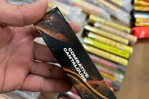 Các loại thuốc lá điện tử chứa chất ma túy do Công an huyện Thạch Thất (Hà Nội) phát hiện, thu giữ. (Ảnh THU HƯƠNG)