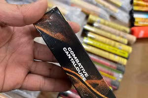 Các loại thuốc lá điện tử chứa chất ma túy do Công an huyện Thạch Thất (Hà Nội) phát hiện, thu giữ. (Ảnh THU HƯƠNG)