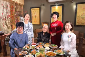Nhà báo Vũ Thị Tuyết Nhung (thứ hai từ trái sang) cùng chuẩn bị mâm cỗ Tết của người Hà Nội với gia đình bà Lại Đoan Trang (phố Bà Triệu).