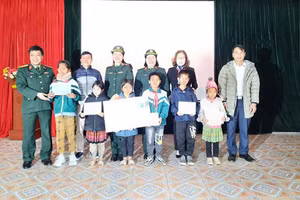 Đại diện Bộ Chỉ huy Quân sự tỉnh Điện Biên trao quà tặng học sinh nghèo vượt khó học giỏi ở xã Mường Toong, huyện Mường Nhé.