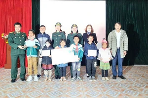 Đại diện Bộ Chỉ huy Quân sự tỉnh Điện Biên trao quà tặng học sinh nghèo vượt khó học giỏi ở xã Mường Toong, huyện Mường Nhé.