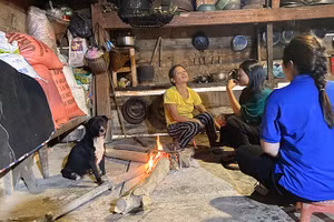 Bà Hồ Thị Pấy (người Rục) trò chuyện cùng con gái và cán bộ Tỉnh đoàn Quảng Bình.