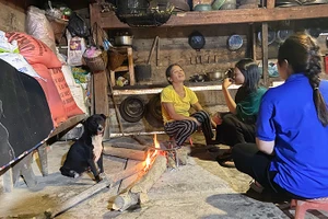 Bà Hồ Thị Pấy (người Rục) trò chuyện cùng con gái và cán bộ Tỉnh đoàn Quảng Bình.