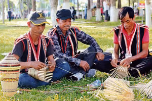 Nghệ nhân xã Ia Pết (huyện Đắk Đoa) trình diễn kỹ thuật đan lát tại Ngày hội sắc màu văn hóa Gia Lai.