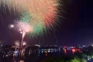 Pháo hoa rực rỡ chào Xuân Quý Mão tại khu vực hồ Hoàn Kiếm, Hà Nội. (Ảnh: THÀNH NGUYỄN)