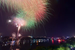 Pháo hoa rực rỡ chào Xuân Quý Mão tại khu vực hồ Hoàn Kiếm, Hà Nội. (Ảnh: THÀNH NGUYỄN)