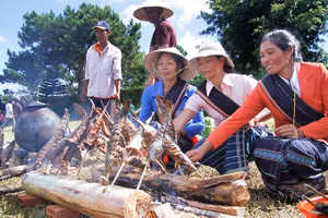 Đồng bào dân tộc thiểu số chế biến các món ăn truyền thống phục vụ du khách.