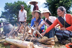 Đồng bào dân tộc thiểu số chế biến các món ăn truyền thống phục vụ du khách.