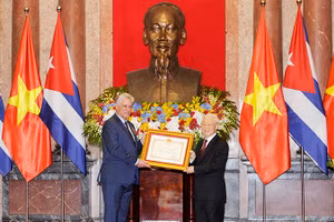 Tổng Bí thư, Chủ tịch nước Nguyễn Phú Trọng trao Huân chương Hồ Chí Minh tặng Chủ tịch HĐNN và HĐBT Cuba Miguel Mario Diaz-Canel Bermudez (Hà Nội, ngày 9/11/2018). (Ảnh: ĐĂNG KHOA)