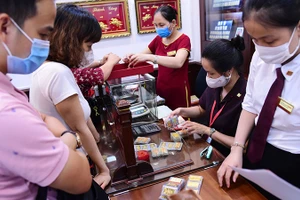 Người dân Hà Nội mua bán vàng. (Ảnh: DŨNG MINH)