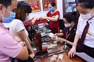 Người dân Hà Nội mua bán vàng. (Ảnh: DŨNG MINH)
