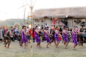 Đồng bào dân tộc Mạ và các dân tộc anh em trên vùng đất nam Tây Nguyên cùng vui ngày hội.