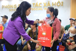 Lãnh đạo Mặt trận Tổ quốc Việt Nam thành phố Hà Nội trao quà tại Bệnh viện K.