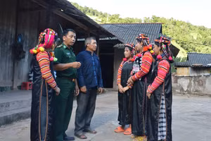 Ông Lỳ Xuyến Phù (thứ 3 từ trái sang), người có uy tín ở bản A Pa Chải, xã Sín Thầu, huyện Mường Nhé (tỉnh Điện Biên) tuyên truyền, vận động người dân góp sức bảo vệ biên cương Tổ quốc.