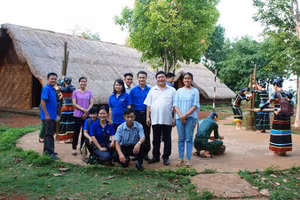 Du khách chụp ảnh lưu niệm tại Khu bảo tồn văn hóa dân tộc Xtiêng sóc Bom Bo.